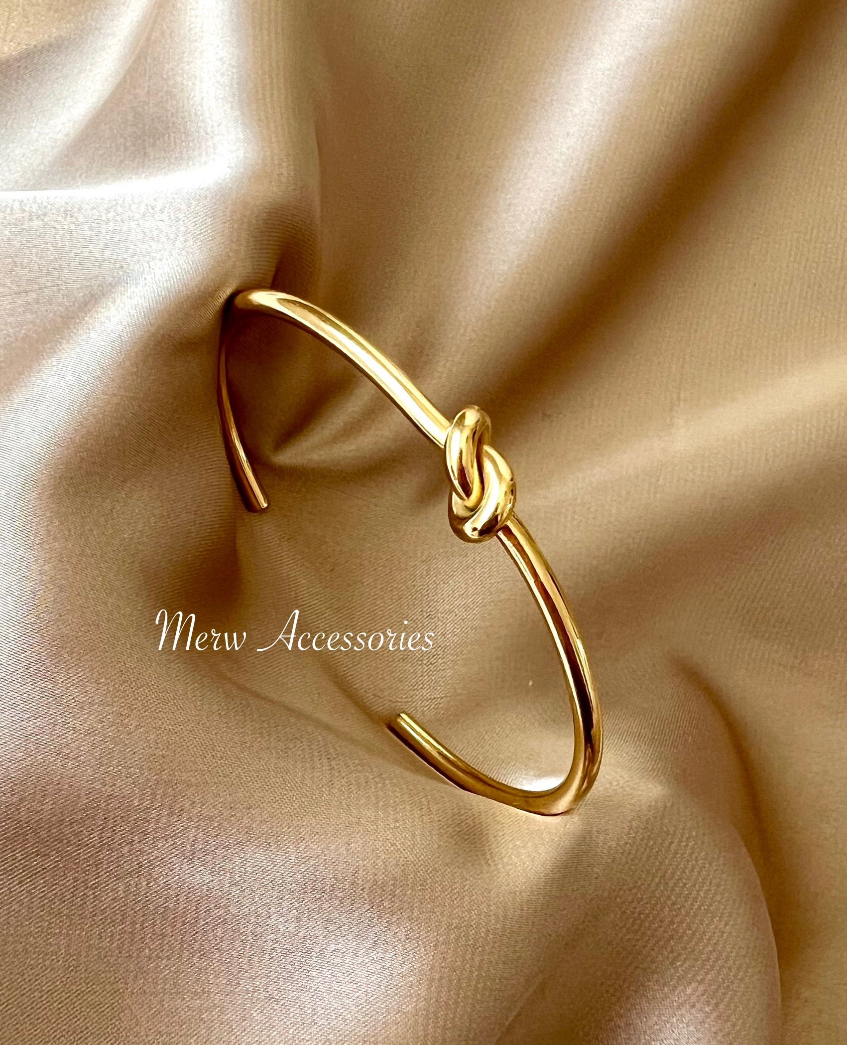 Single tie bangle